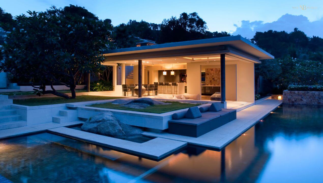 A villa with a swimming pool before it.
